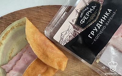 В готовый блин положите ломтик грудинки.