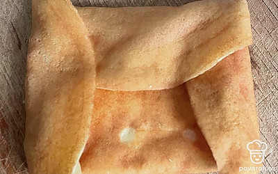 Сверните блин в конверт.