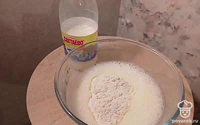 Добавьте муку и очень хорошо перемешайте.