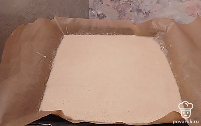 Вылейте тесто на противень. Поставьте в разогретую до 180 градусов духовку на 20 минут.