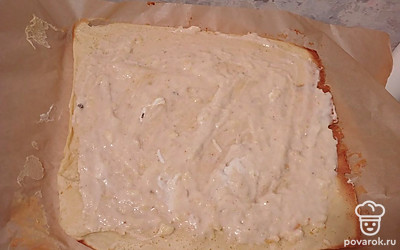 Сделайте начинку, пробив банан со сметаной блендером. Нанесите ее на готовый и слегка остывший блин.