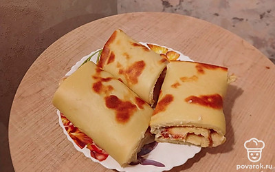 Сверните в виде рулета и разрежьте на 3 части. Финский блин готов!