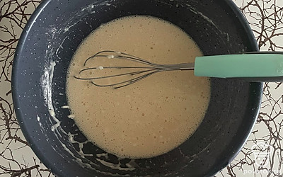 Добавьте муку, соль и сахар. Еще раз перемешайте.