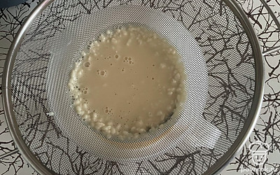 Через ситце просейте смесь, чтобы избежать комочков.