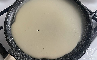 Разогрейте сковороду на среднем огне. Залейте смесь, готовьте до тонкой корочки.