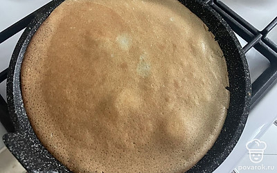 Поверните блинчик на другую сторону и проделайте то же самое.