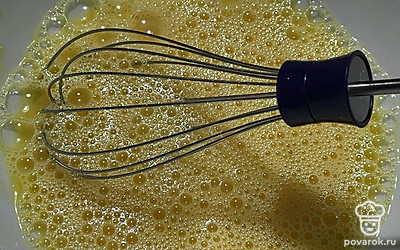 Яйца взбейте с сахаром и солью.
