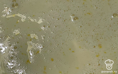 Влейте молоко и воду, перемешайте.