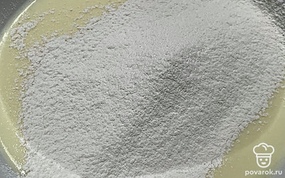 Всыпьте муку, снова перемешайте.