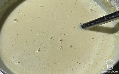 Добавьте подсолнечное масло и еще раз перемешайте.