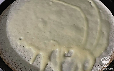 Пожарьте блинчики.