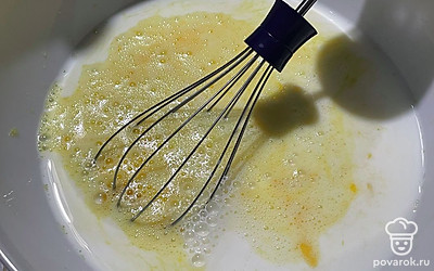 Добавьте молоко и воду.