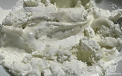 Сделайте начинку. Творог смешайте с сахарной пудрой и сметаной.