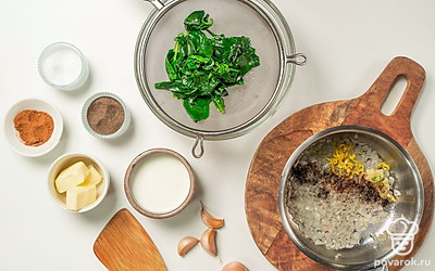 Приготовьте начинку. В сотейник влейте растительное масло, поместите на средний огонь. Выложите измельченный лук, обжаривайте его до полупрозрачности, приблизительно 3-4 минуты. Когда овощ будет готов, положите чеснок, мускатный орех, черный перец, соль и лимонную цедру. Перемешайте ингредиенты и влейте 1 ст.л. сливок. Готовую начинку доведите до кипения. Положите шпинат, перемешайте.