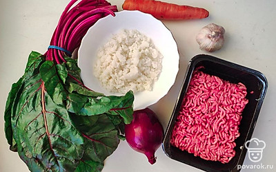 Морковь, лук, и чеснок помойте и очистите. Свекольные листья помойте и срежьте грубую среднюю часть. Рис промойте до прозрачной воды.