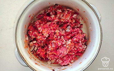 Подготовьте начинку для голубцов. Морковь натрите на крупной терке, лук мелко порежьте. В отдельную емкость выложите мясной фарш, лук, морковь и рис. Посолите, поперчите и хорошо перемешайте.