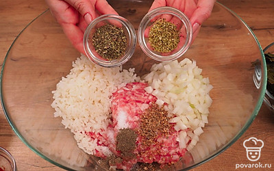 Приготовьте основу для долмы. Смешайте фарш с рисом, луком, солью, перцем, сушеной зеленью кинзы, душицы, базилика. Разведите томатную пасту в 200 мл воды и влейте в фарш. Все тщательно перемешайте.