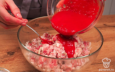 Сформируйте голубцы. Разместите виноградный лист на рабочей поверхности прожилками вверх и выложите на его основание примерно 1 ч.л. фарша. Аккуратно заверните фарш в виде маленького свертка. Сложите долму в кастрюлю по кругу плотными рядами. Залейте водой так, чтобы она полностью покрывала свертки. Накройте блюдо перевернутой тарелкой, чтобы во время варки долма не двигалась. Закройте кастрюлю крышкой и поставьте на средний огонь. Когда вода закипит, убавьте огонь до минимального и тушите блюдо 30 минут до готовности мяса.