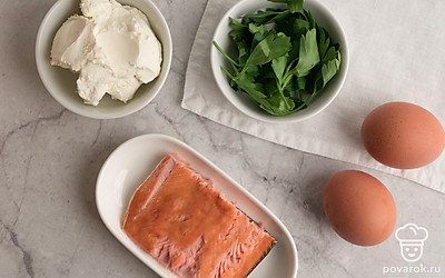 Подготовьте все ингредиенты. Заранее отварите яйца и промойте петрушку.