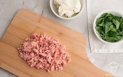 Нарежьте копченую горбушу на небольшие ломтики.