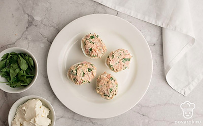 Полученную смесь выложите в готовые половинки яичного белка. Фаршированные яйца горбушей и творожным сыром выложите на тарелку и украсьте на свой вкус. Приятного аппетита!