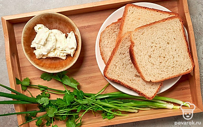 Подготовьте необходимые продукты, удобно расположите их на рабочем столе. Зелень хорошо вымойте, обсушите на бумажных полотенцах, измельчите. Огурцы для подачи вымойте, нарежьте тонкими слайсами.