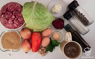 Капусту нашинкуйте тонкими полосками. Морковь очистите и натрите на мелкой терке. Лук также очистите и нарежьте мелкими кубиками. Очистите зубчики чеснока и пропустите его через чеснокодавку.