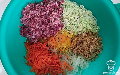 В миску выложите капусту и говяжий фарш. Добавьте морковь, лук и мелко нарезанный чеснок. В эту же миску добавьте пшеничную крупу и вбейте яйца. Добавьте соль, молотую смесь перцев и сушеный чеснок. Тщательно перемешайте все ингредиенты.