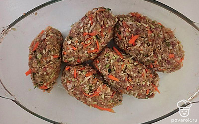 Форму для запекания смажьте растительным маслом. Из приготовленного фарша сформируйте небольшие котлетки и выложите их в форму для запекания. Ранее разогретый бульон аккуратно влейте в форму. Запечатайте форму фольгой, поставьте в разогретую до 180 °C духовку на 40 минут.