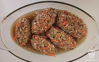 В небольшой тарелке смешайте сметану и томатную пасту. Достаньте форму из духовки, фольгу аккуратно снимите. Сметано-томатной смесью залейте ленивые голубцы, верните форму в духовку и запекайте 12 минут до готовности.