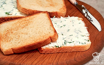 Соберите тосты со свежей зеленью. Хрустящие тосты положите на тарелку. Дайте им немного остыть, после чего намажьте на тосты начинку с зеленью ровным, довольно толстым слоем.