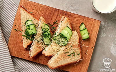 На тарелку с готовыми тостами положите огурцы и подавайте на стол.