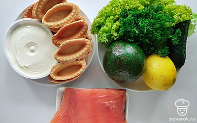 Промойте под проточной водой свежую зелень, огурец и авокадо и обсушите бумажным полотенцем. Поставьте семгу в морозильную камеру на полчаса.