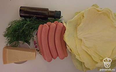 Натрите сыр на мелкой терке. Сосиски разрежьте пополам. Листья капусты отварите почти до готовности в подсоленной воде. Помойте укроп.