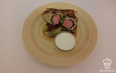 Выложите голубцы на блюдо, посыпьте укропом, добавьте свежих овощей на тарелку и подавайте с любимым соусом.