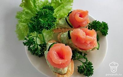 Подавайте порцию из нескольких тарталеток на небольшой тарелке, украсив свежими листьями салата и петрушки для яркости и аромата.