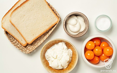 Заранее подготовьте хлеб. Нарежьте ломтики по диагонали, выложите на сухую сковороду и подсушите с двух сторон. Помидоры черри и зелень для подачи промойте под холодной водой. Черри разрежьте на половинки.