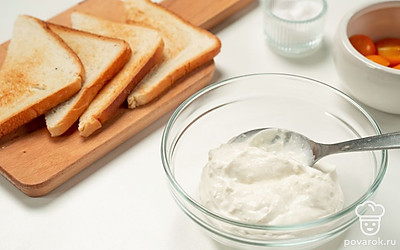 Приготовьте начинку. Рикотту переложите в глубокую миску, добавьте майонез и соль, тщательно перемешайте.