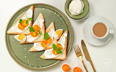 Тосты с рикоттой украсьте веточками свежего укропа.