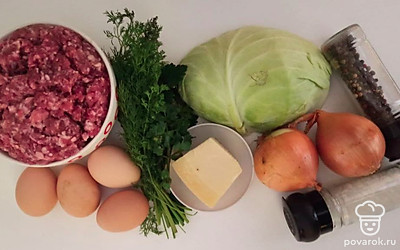 Лук очистите и промойте. Капусту ополосните под проточной водой. Яйца отварите вкрутую и очистите от скорлупы. Укроп и петрушку промойте, обсушите и мелко нарежьте. Форму для запекания застелите пергаментом и смажьте растительным маслом.