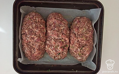 Ленивые голубцы выложите в подготовленную форму для запекания. Присыпьте их тертым сыром. Выпекайте в разогретой до 180 °C духовке примерно 40 минут.