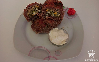 Подавайте ленивые голубцы с начинкой из капусты и вареных яиц горячими. Украсьте их свежей зеленью петрушки или укропа и дополните сметаной, кетчупом или аджикой.