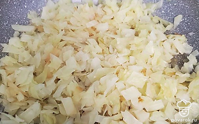 Нарежьте капусту и лук. Посолите и немного помните. Тушите на медленном огне до мягкости. При необходимости добавьте воду.