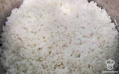 Сварите рис до полуготовности.