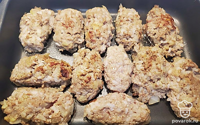 Немного обжарьте, чтобы форма не потерялась при запекания. Но этот шаг можно и пропустить. Выложите голубцы на противень.