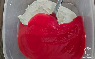 Соедините протертые томаты со сметаной. И перемешайте.