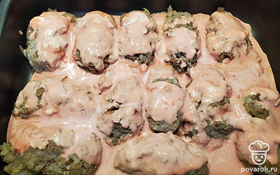 Залейте голубцы полученным соусом.