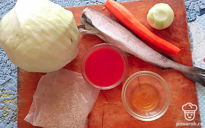 Подготовьте все ингредиенты. Рис отворите до полуготовности в кипящей воде 15 минут. Лук и морковь измельчите и пассируйте на растительном масле. 