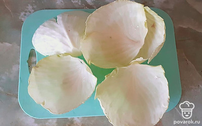 Капусту надрежьте у основания и аккуратно разделите на листочки (делать это проще под напором воды). Отварите листы в кипящей воде 2-3 минуты. 