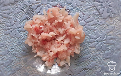 Минтай очистите от кожуры и отделите мясо от костей. Измельчите кубиками.